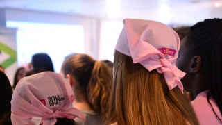 Les collégiennes et leurs foulards Accenture, pendant la Semaine de l'industrie 2019